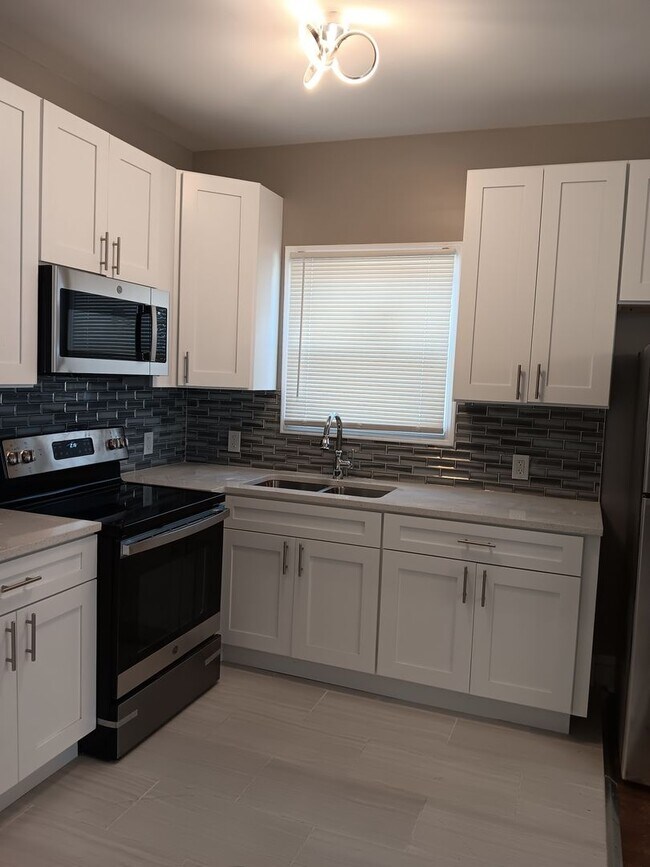 Building Photo - Spacious 2 Bedroom Home