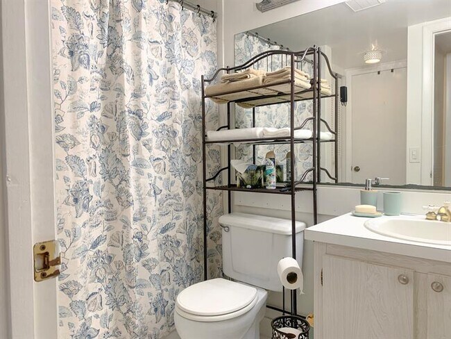 Building Photo - 320 Knotty Pine Cir