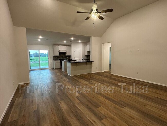 Building Photo - 3012 S Redwood Ave