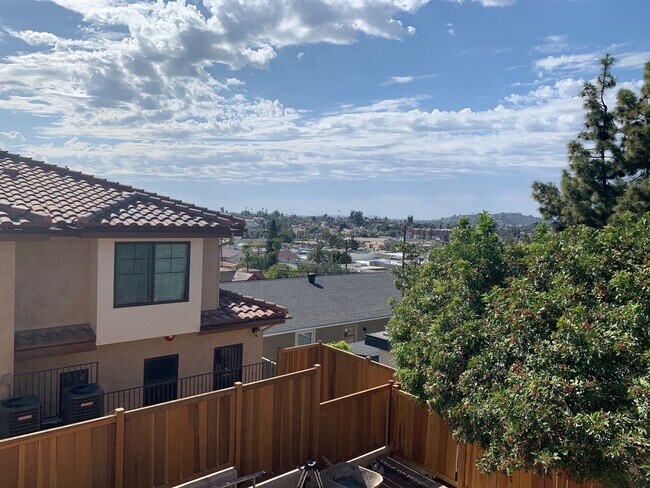 Building Photo - 4740 Hillcrest Ave