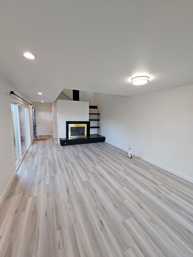 Building Photo - Gorgeous PRIVATE GATED COMMUNITY 3 Bed/2.5 Bath Townhome in Terrace Hills - San Jose