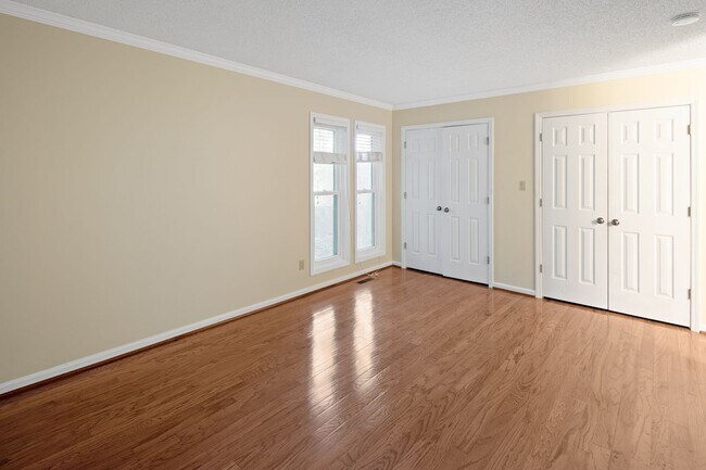Building Photo - Renovated South Asheville Condo