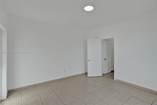 Building Photo - 2160 Bay Dr
