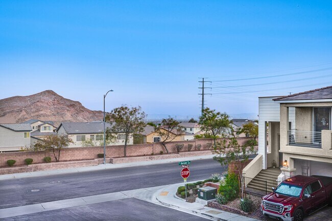Building Photo - Like new, split-level, 3 bed, 2.5 bath, with bonus room & Strip views in West Las Vegas!