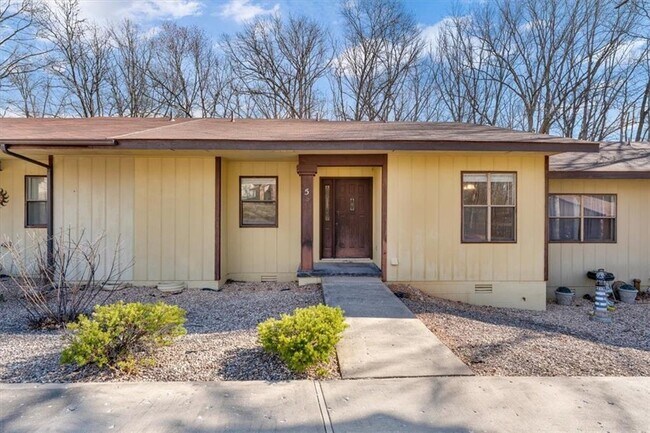 Primary Photo - 5 Yates Ln