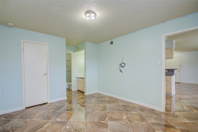 Building Photo - 2750 Holly Hall St
