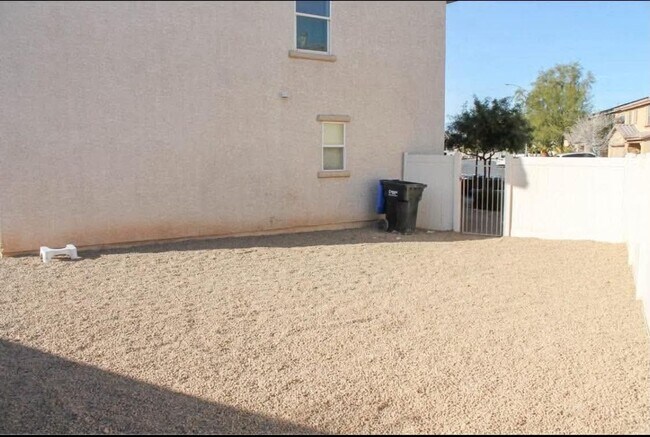 Building Photo - Gorgeous 4Bed/2.5Bath/2Car home located in North Las Vegas Raven Hill gated community!
