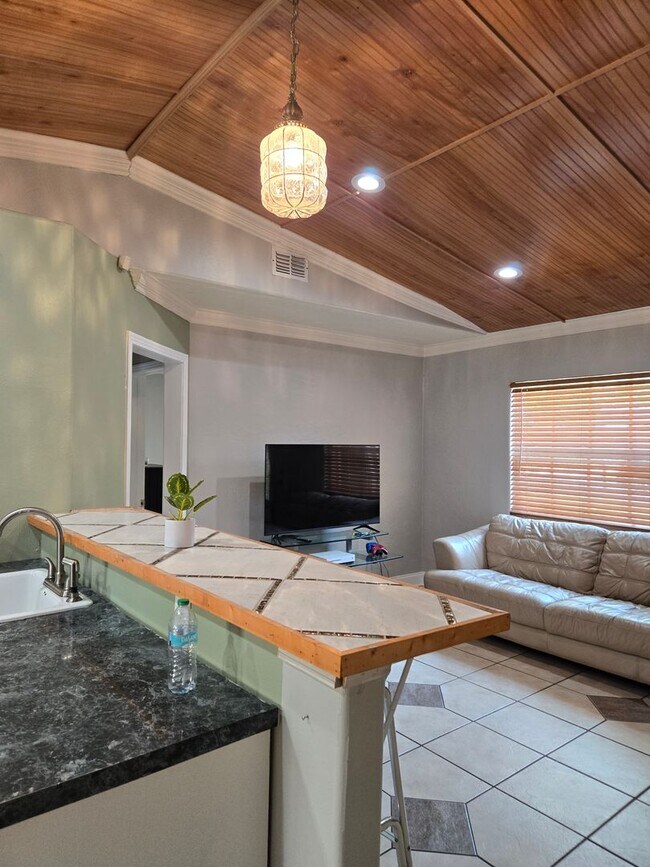 Building Photo - Charming Forest Hills home