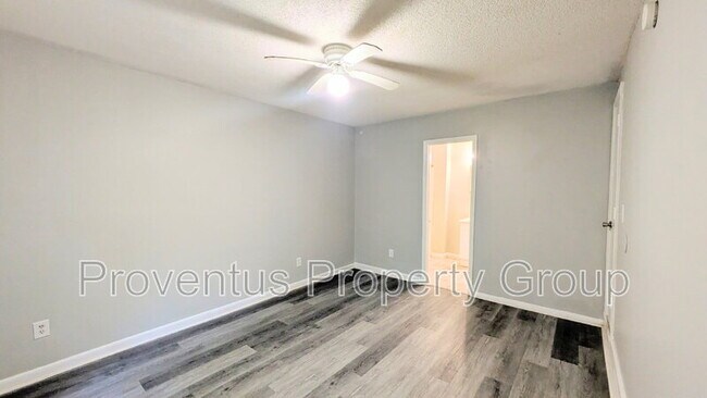 Building Photo - 4527 Versailles Dr