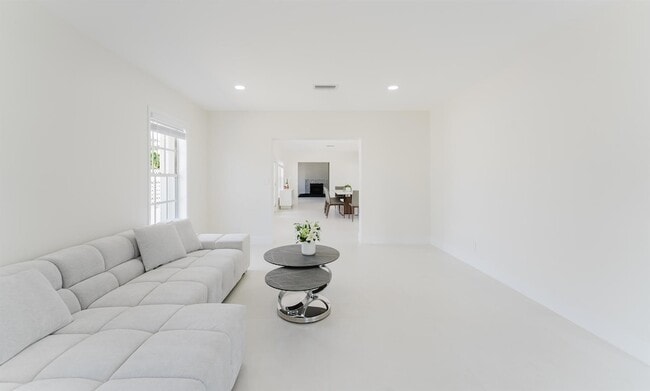 Building Photo - 3199 NE 6th Dr