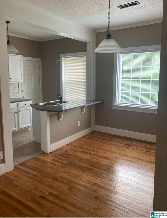 Building Photo - 303 S Broadway Ave