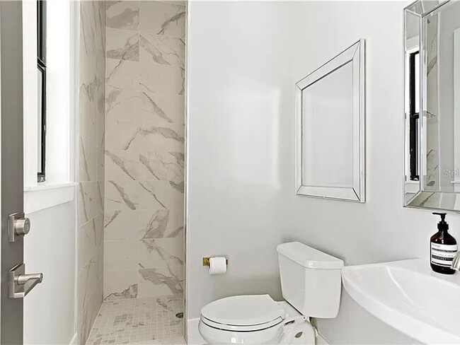 Building Photo - Exquisite 4-Bed, 5.5-Bath Executive Retrea...