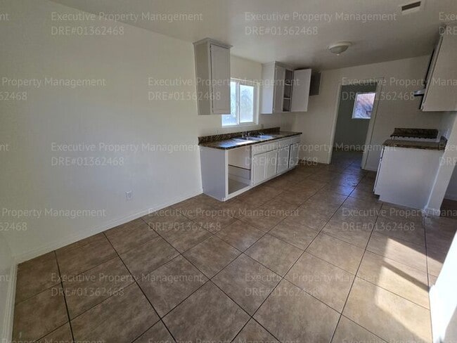 Building Photo - 3 bedroom/ 2 bathroom home