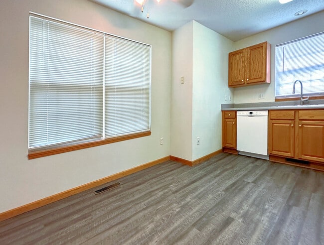 Kitchen/Dining Area - 2302 Catskill Ct