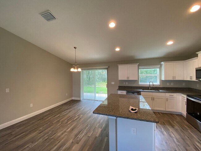 Building Photo - Custom Home - Desirable SE Ocala Neighborh...