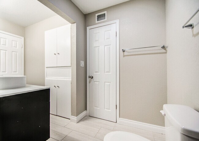Building Photo - Beautifully remodeled corner 4/2 with pool...