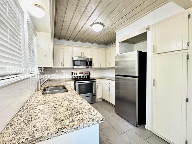 Building Photo - 3 Bed/1.5 Bath Home with Garage / Pet-Frie...