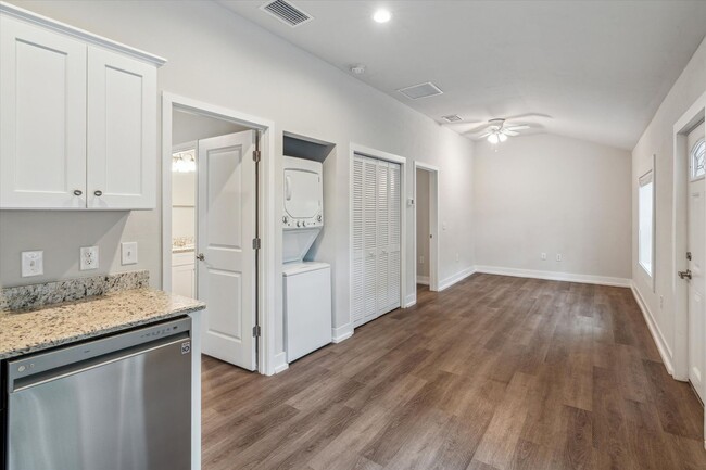 Building Photo - Newly Renovated 2 Bedroom House in Center ...