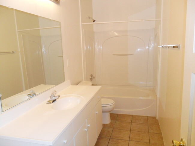 Large bathroom - 516 E Waverly St