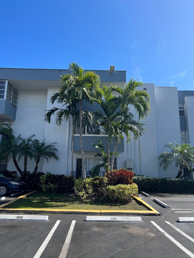 Building Photo - 2498 SW 17th Ave