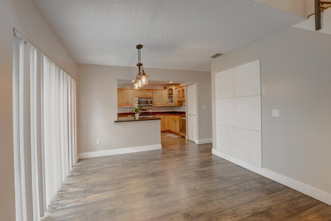 Building Photo - 6165 Belleza Ln