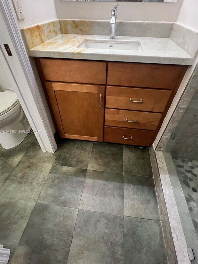 Building Photo - 252 City View Dr