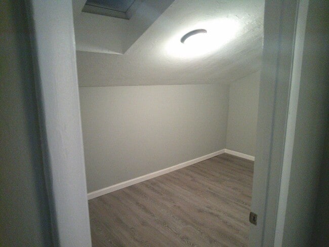Building Photo - Townhomes 2 beds with den.  MOVE IN TODAY