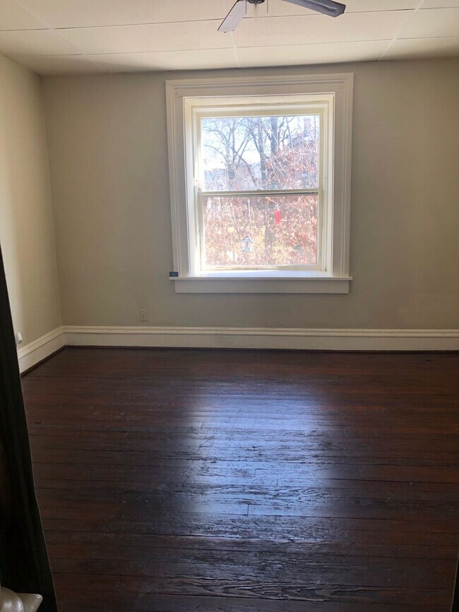 Building Photo - 1 BR 1Bath upstairs apartment