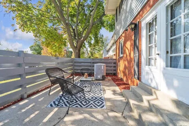 Building Photo - APPLY NOW! Beautiful revamped townhome sty...