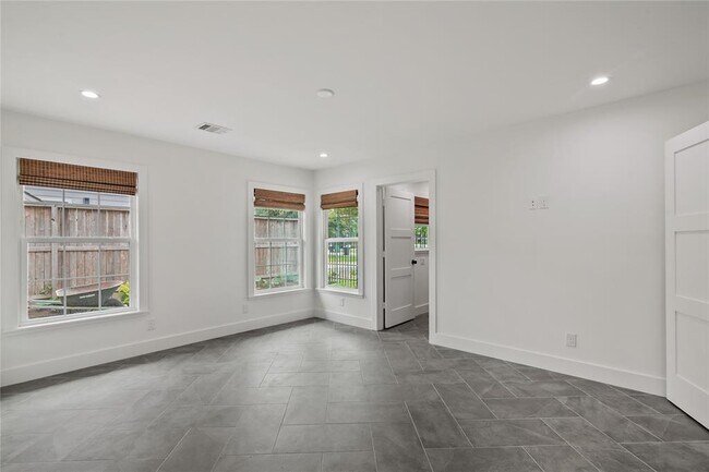 Building Photo - 312 W 31st St