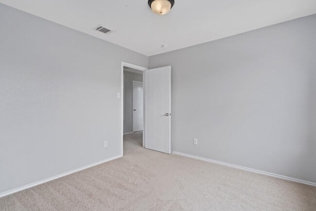 Building Photo - 1132 Hyde Park Dr