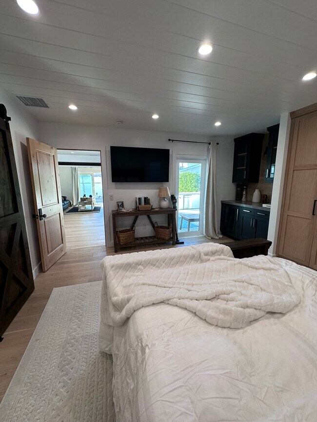 Building Photo - 2055 W 185th St