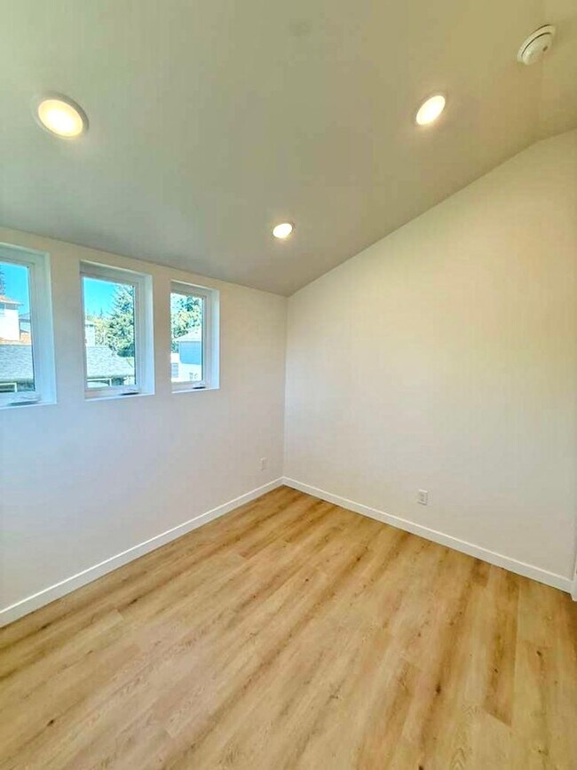 Building Photo - Arbor Heights 2-Bedroom Home in a Prime Location