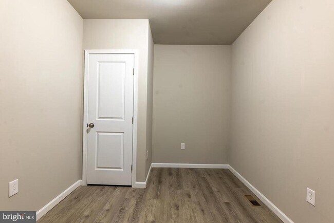 Building Photo - 141 N Peach St