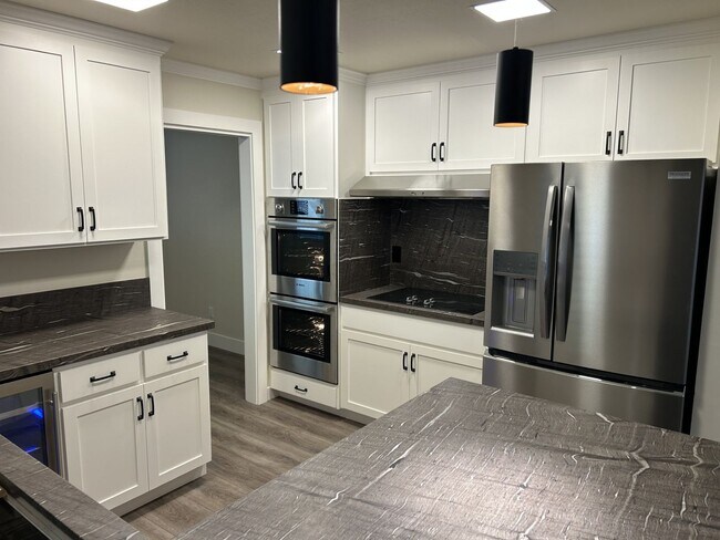 Building Photo - Beautifully Remodeled President’s Neighborhood Home