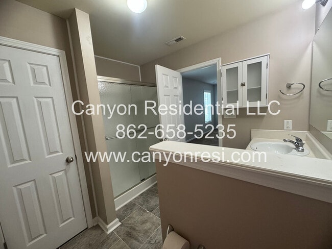 Building Photo - 567 Broad Dr