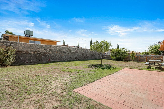 Building Photo - 1600 Sumac Dr