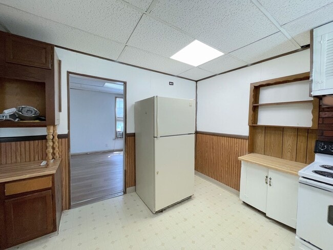 Building Photo - Spacious 3 bedroom home