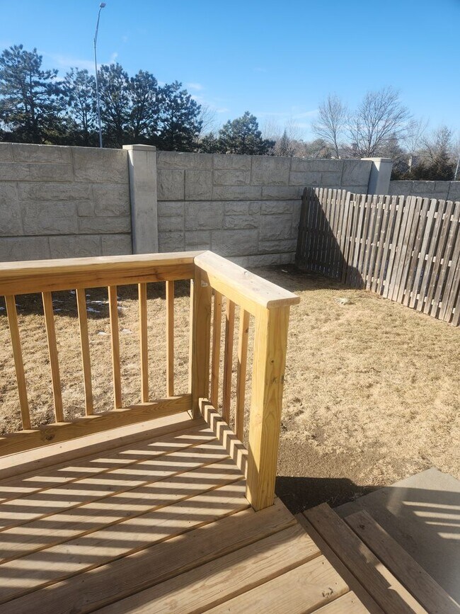 Building Photo - South Lincoln Townhouse with 4 bedrooms, 2 1/2 baths, and 2 stall garage.