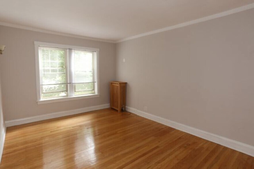 Building Photo - 2220 W Ainslie St