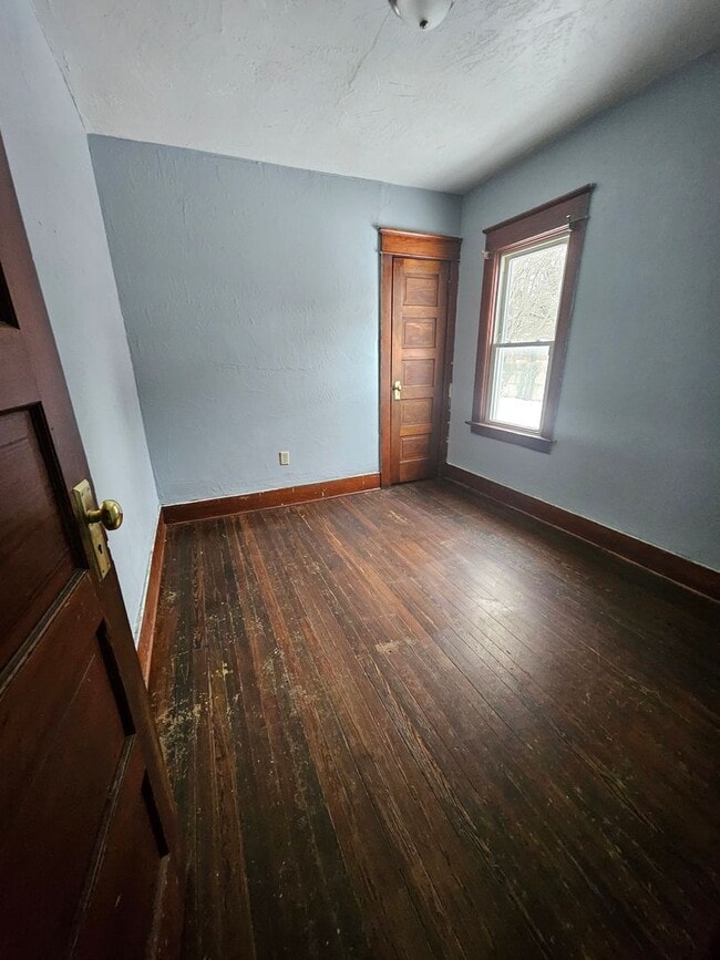 Building Photo - Lower 2 bedroom unit East Side