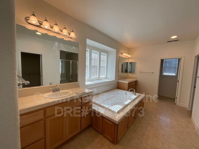 Building Photo - 546 W Campania Way