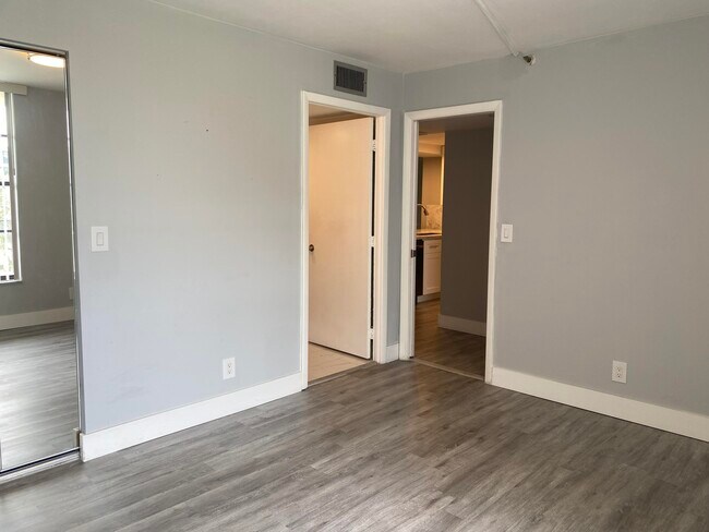 Building Photo - 20 Royal Palm Way