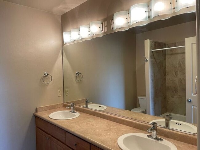 Building Photo - Popular 2BR/2.5BA 2 Story Townhome conveniently located close to PCC, U of A!