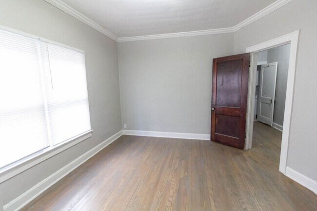 Building Photo - Very Large 1 Bed / 1 Bath