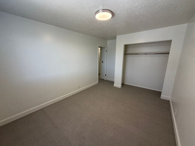 Building Photo - Spacious 4 Bed, 2 Bath Home with Fenced Yard