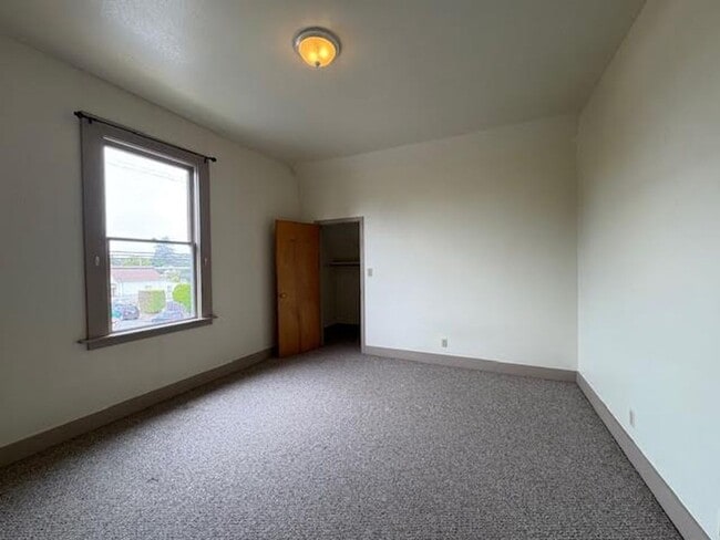 Building Photo - Arcata 3-Bedroom Victorian Apartment