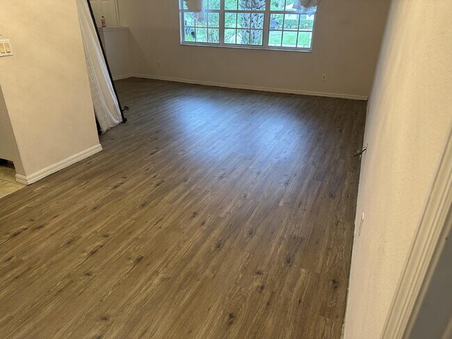 Building Photo - You'll love this charming 3/2/2 home in th...
