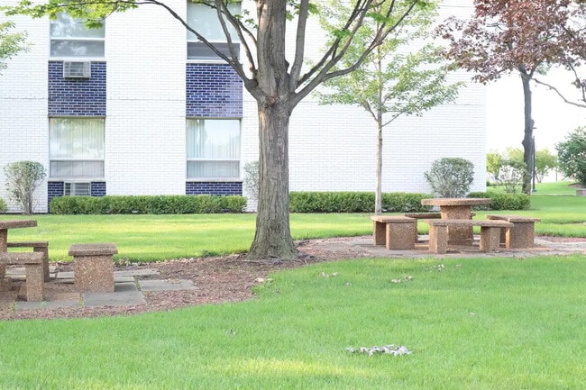 Building Photo - 9009 Golf Rd