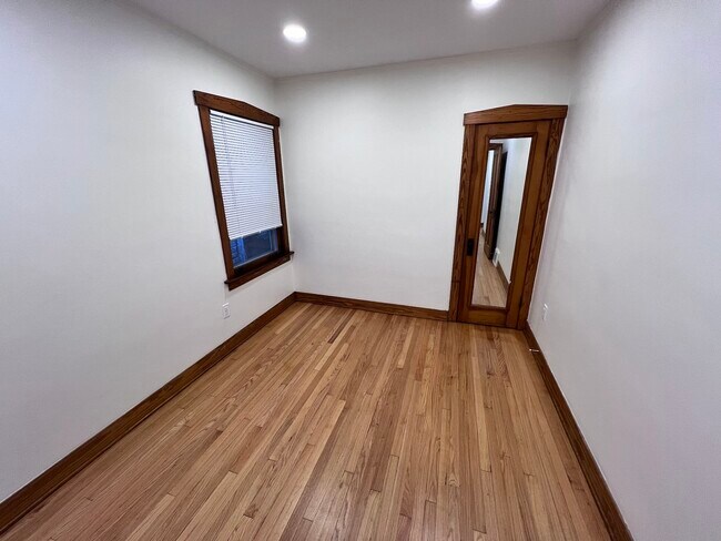 Building Photo - 5833 W Peterson Ave